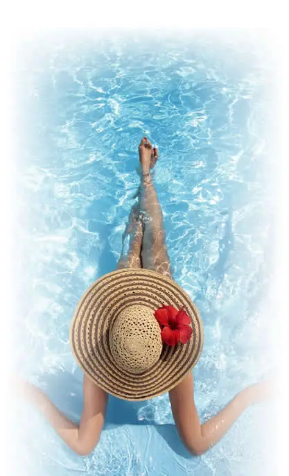 Pessoa relaxando em piscina limpa em Recife