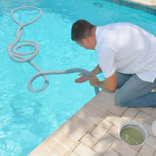 Piscina sendo limpa em Recife