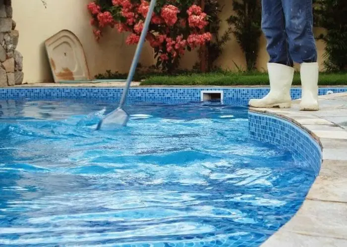 Equipe fazendo limpeza de piscina em Recife
